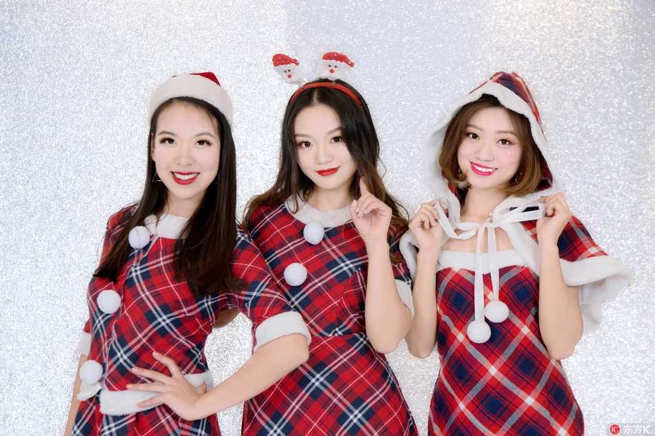 广厦啦啦队员身着圣诞短裙，长腿吸睛，动感起舞间洋溢节日活力