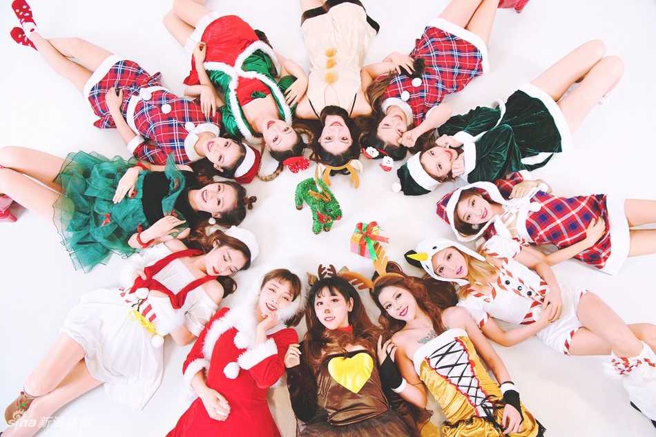 两位啦啦队员亲密互动，比出爱心手势，麋鹿角与红色服饰相得益彰，俏皮又可爱。