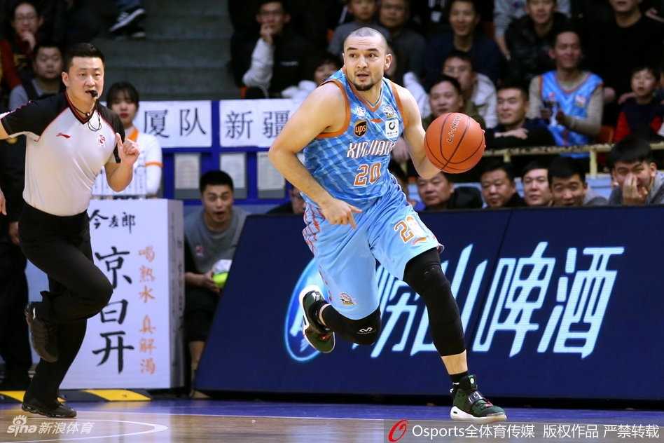 内线支柱胡金秋在新疆队长人林立中奋力跃起，用指尖轻轻一点，将前场篮板球拨向自己队友的方向，拼劲十足。