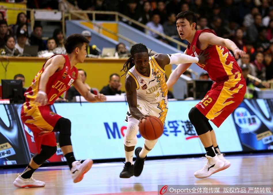 吉林队的兰德里在广厦内线奋力卡位，肌肉的碰撞与力量的对抗在此刻凝固，尽管面对严防，他依然在为每一个篮板球倾尽所有，展现了老将的职业态度。