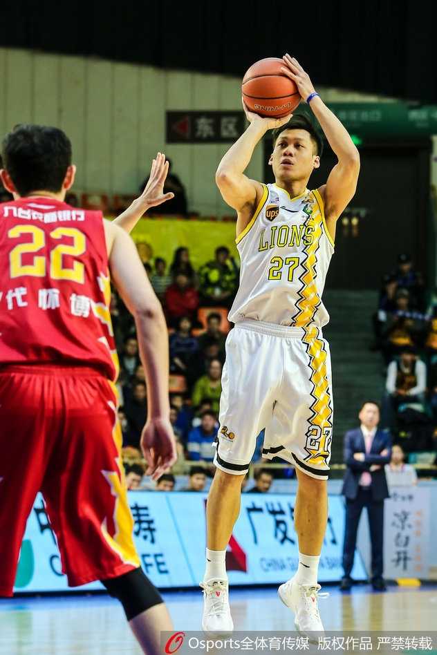 广厦队完成一次精彩配合后，替补席瞬间沸腾，球员们挥舞着毛巾，为场上队友的精彩表现忘情欢呼，团结与激情洋溢在整个球馆的每个角落。