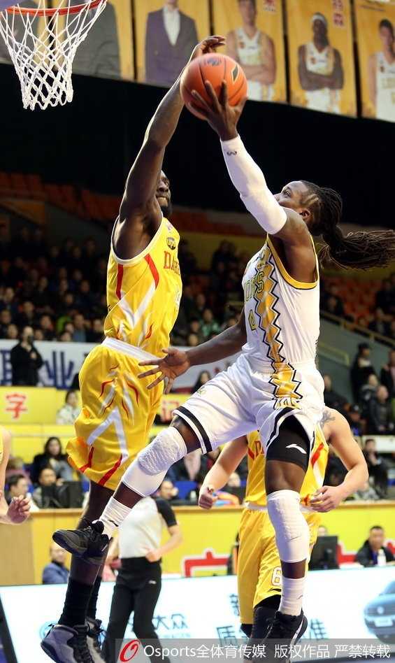 刘铮在反击中如猎豹般迅捷，他接球后腾空而起，上演了一记单手劈扣，用最暴力的方式宣泄着广厦全队火热的斗志。