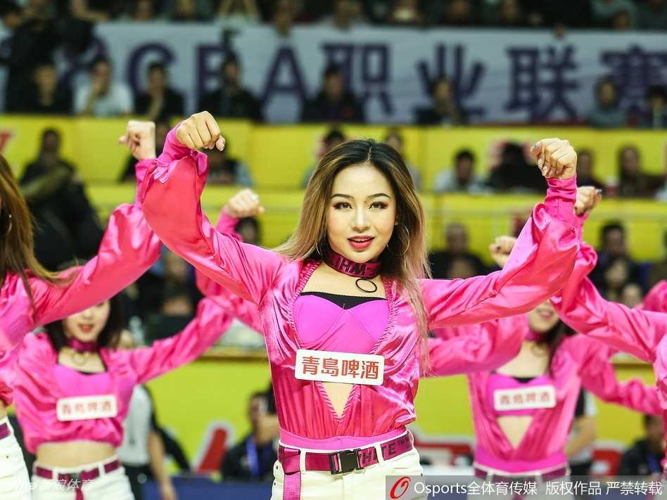 广厦啦啦队员们围成一圈同步舞动，动作整齐充满张力，展现出团队间深厚的默契与牢不可破的姐妹情谊。