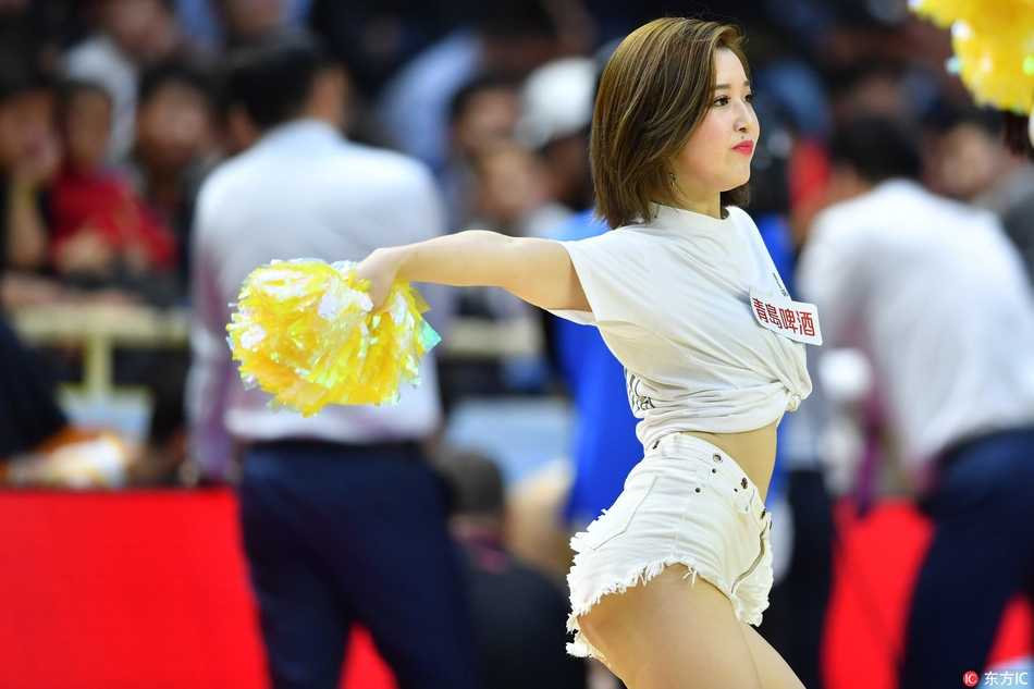 高难度托举动作完美呈现，被托起的宝贝如飞天神女，展现篮球宝贝的专业与默契。