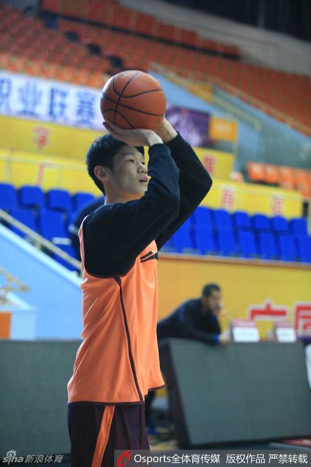 面对镜头，李春江指导摊开双手，表情严肃中带着一丝无奈，正在向记者详细解读刚才那次战术布置的得失。