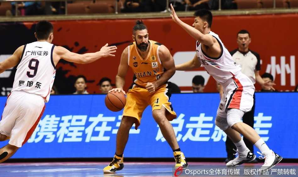 广州外援桑尼在山西多人围剿下强硬起跳，指尖狠狠地将篮板球揽入怀中