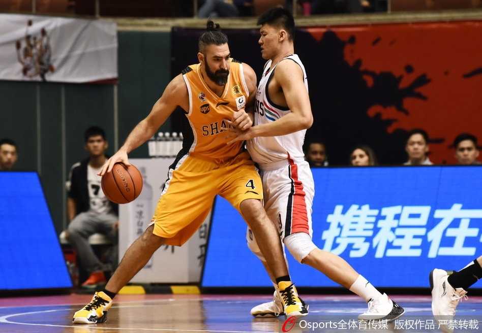 克里斯顿如闪电般撕破山西防线，在斯科拉高举的双臂间抛出了决定命运的一球