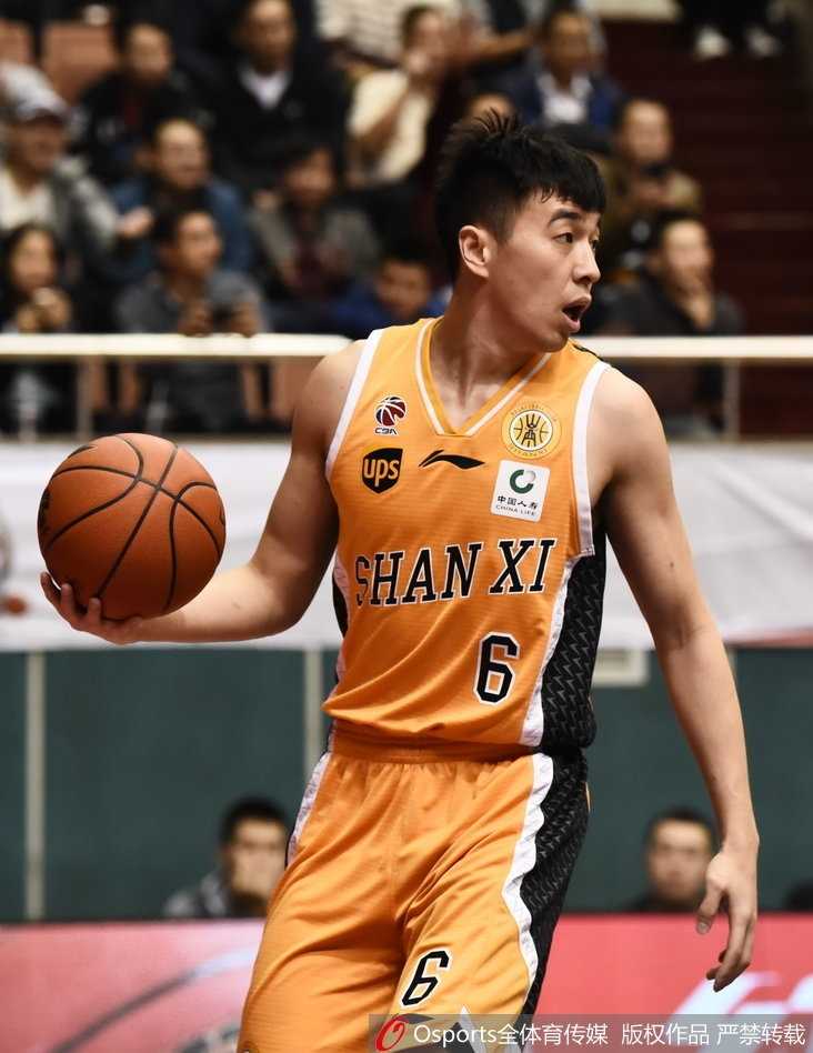 年轻的范子铭面无惧色，在斯科拉面前高高跃起，用一记劈扣捍卫了主场禁区