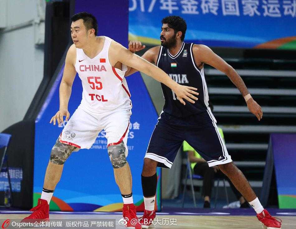 身披红色战袍的中国队球员在开场跳球中高高跃起，整个天河体育馆的灯光仿佛都聚焦于这腾空的瞬间，空气中弥漫着大战前的紧张与期待