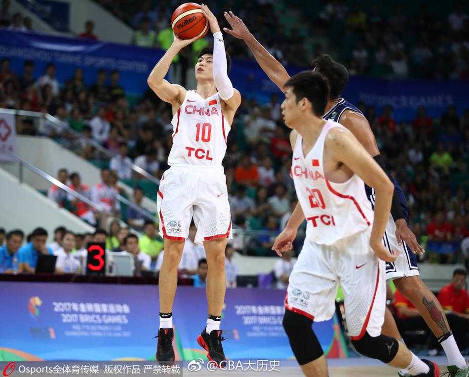 杜锋指导在场边挥动手臂大声指挥，神情专注而严肃，他的战术板仿佛是一张作战地图，引领着年轻的蓝队将士们在球场上冲锋陷阵