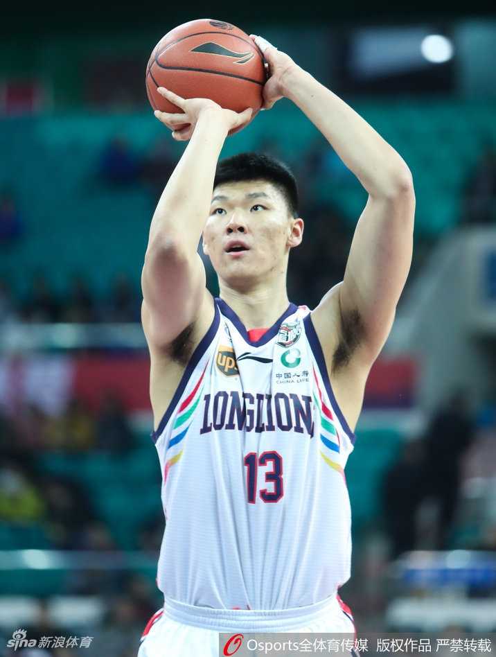 广州队小外援福格面对吉林男篮高诗岩的贴身紧逼，自信从容地运球过半场，他敏锐地观察着队友的跑位，随时准备送出致命一传。