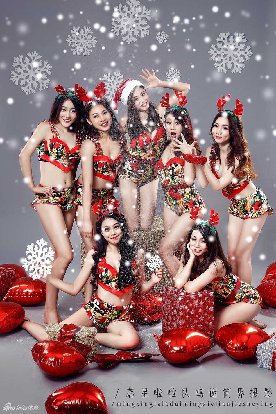 红艳身着一袭 festive 红色丝绒套装，在璀璨的圣诞树背景下，眼神中流露出温柔的笑意，仿佛将赛场的热情化作了节日的暖流。