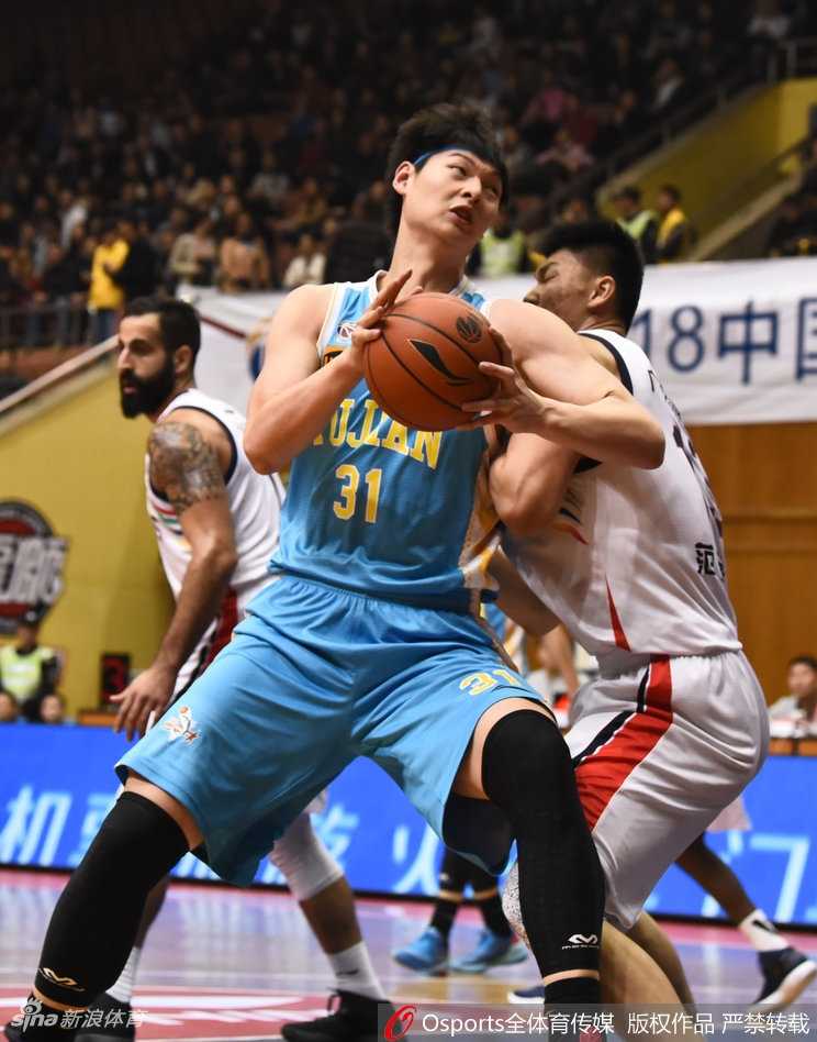 广州队罗旭东在快攻中轻松上篮，福建队两名防守球员只能目送皮球入网，广州队的反击浪潮势不可挡。