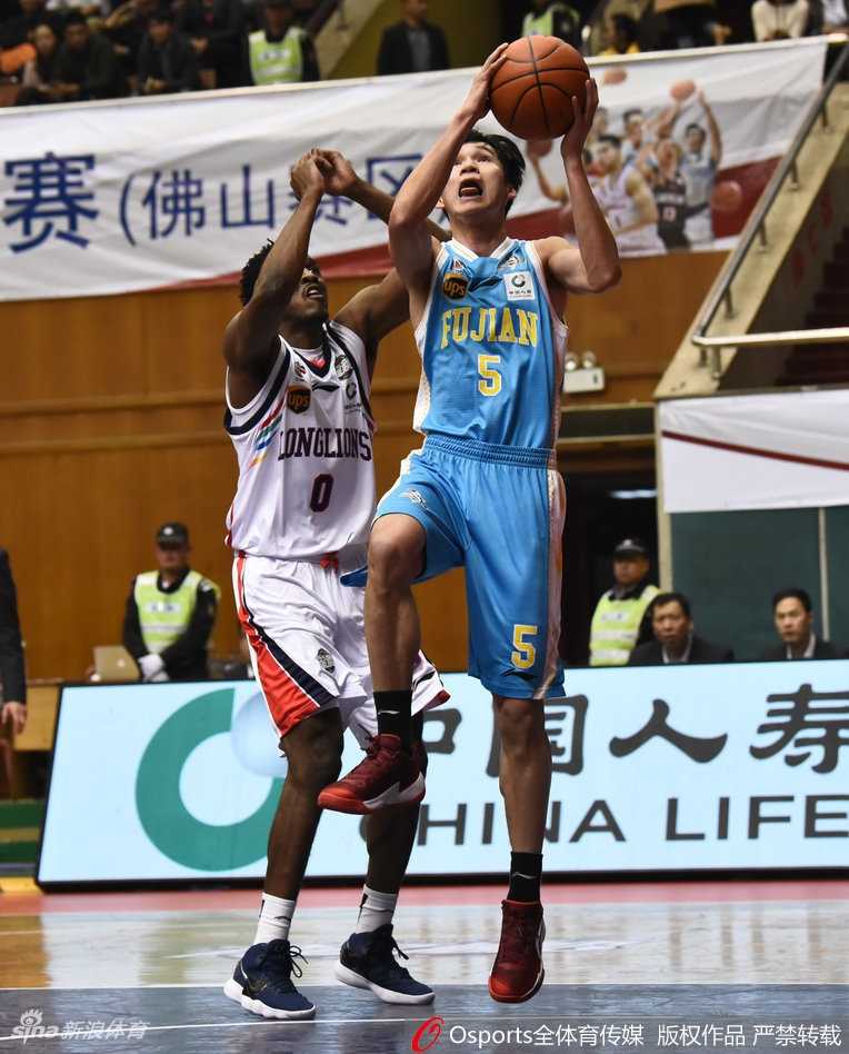 广州队获胜功臣克里斯顿运球观察，他的每一次触球都牵动着全场球迷的心，是球队进攻的大脑和尖刀。