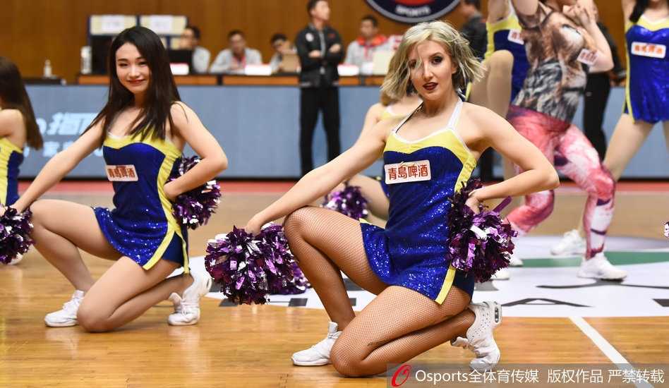 镜头拉近，这位金发的洋宝贝在舞动的瞬间被抓拍，她随着强劲的鼓点扭动身躯，马甲线清晰可见，腰侧的纹身如同充满力量的图腾，配合飞扬的发丝，每一个毛孔都散发着专业舞者的极致魅力。