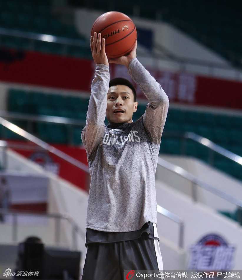 广州外援福格在训练中眼神坚毅，手起刀落命中三分，身旁的队友为他精准的投篮鼓掌叫好。
