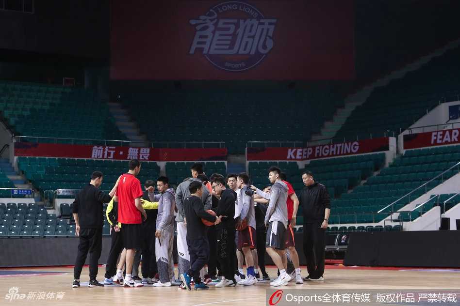 主帅崔万军双手抱胸站在场边，神情严肃地注视着场内，他手中的战术板写满了针对辽宁队的防守策略。