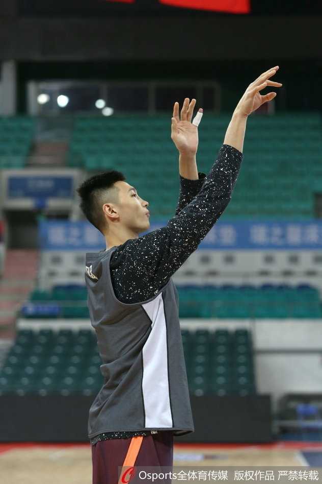 主帅崔万军在场边双手拢在嘴边，大声呼喊指导球员防守站位，神情严肃。