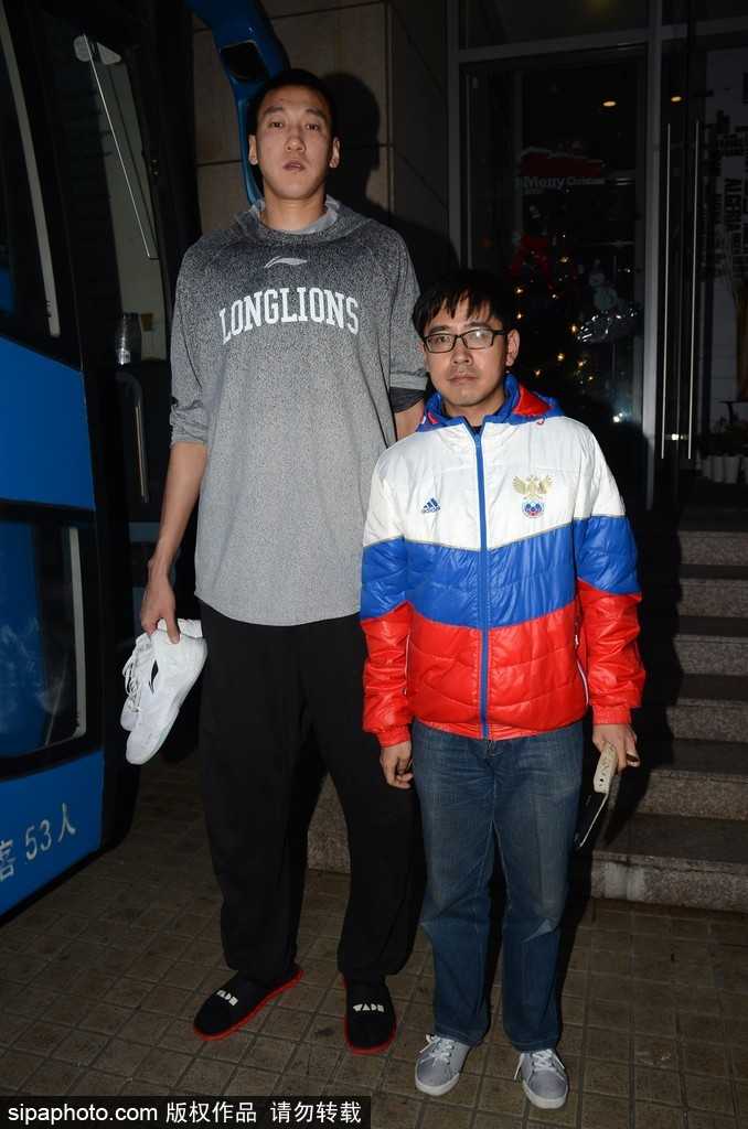 克里斯顿亲昵地搂着一位男球迷的肩膀合影，两人对着镜头竖起了大拇指