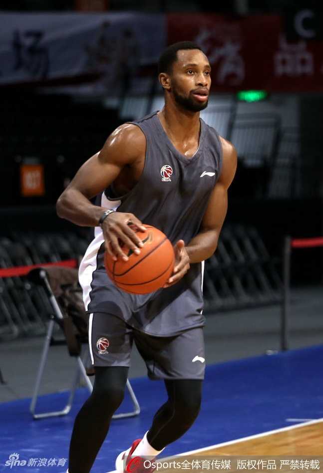 训练中的范子铭眉头微蹙，眼神坚毅，跳绳在空中划出流畅的弧线，每一次起跳都充满了年轻人不服输的韧劲。