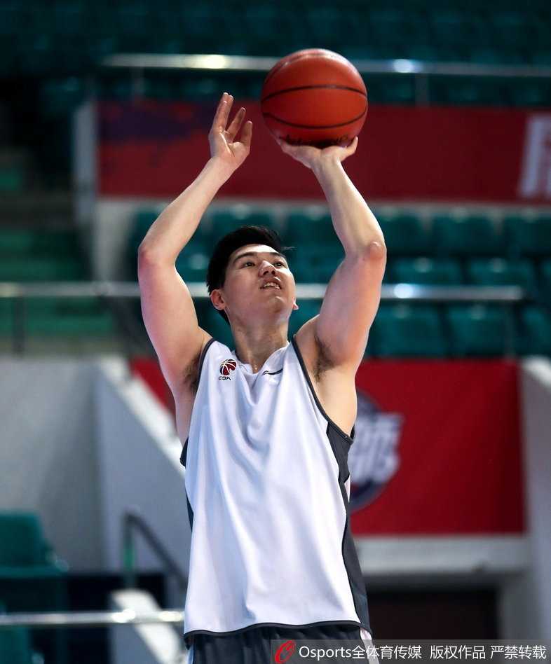 广州龙狮青春风暴惜败深圳 范子铭挥汗备战未来可期 外援弗格在训练间隙与队友陈盈骏交流心得,弗格用手势比划着刚才的挡拆配合,眼神专注而信任,这对后场组合渴望在今晚的比赛中用更犀利的突破撕开深圳队的防线。