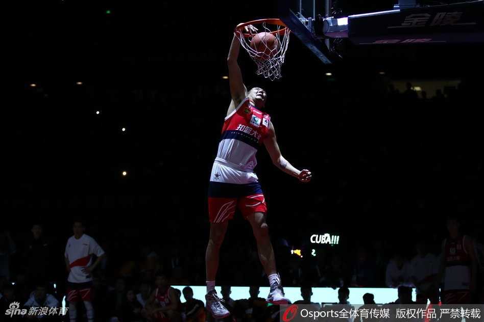 站在领奖台上的张健豪高举冠军奖杯，这一刻他成为了全场瞩目的焦点，证明了即使是大学生球员，也能在职业赛场上飞翔得更高更远。