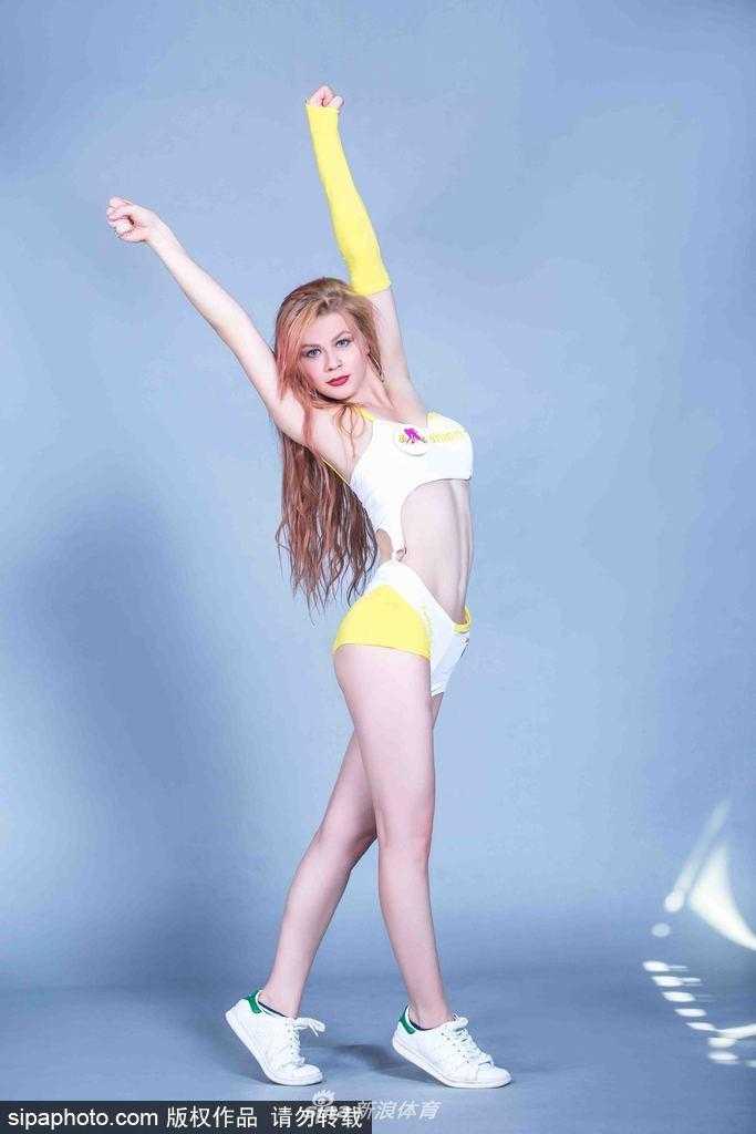 金发篮球宝贝身着性感服装，白皙的肌肤与迷人的曲线相得益彰，展现出外籍宝贝特有的狂野与妩媚