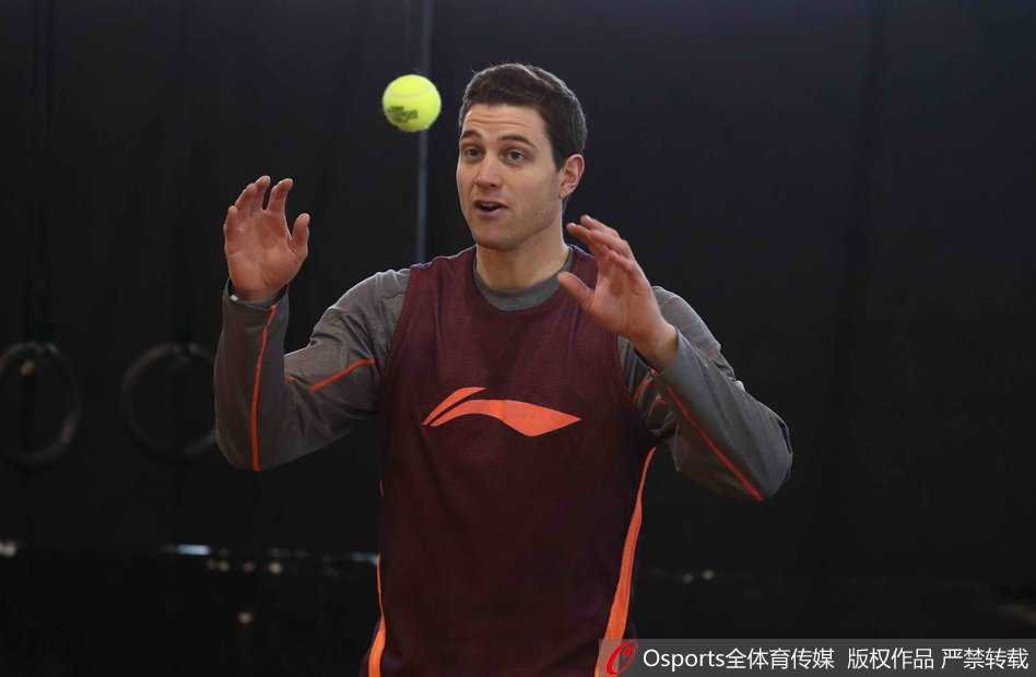 “寂寞大神”弗雷戴特在训练馆中神情专注，热身拉伸一丝不苟，为即将到来的恶战储备体能。