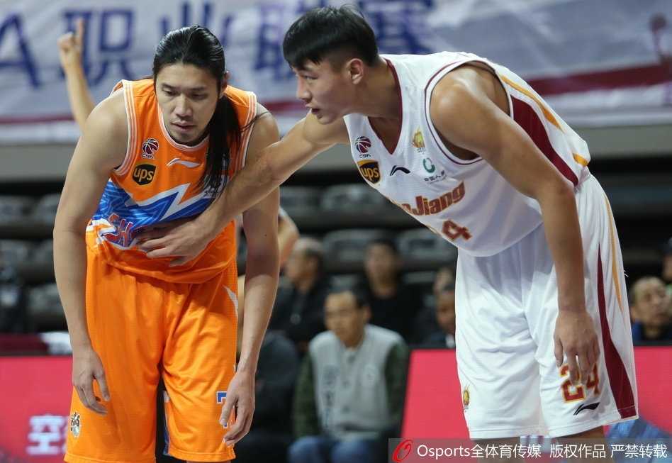 张兆旭在内线高高跃起，犹如泰山压顶般将球狠狠砸进篮筐，身旁的防守者只能望球兴叹。