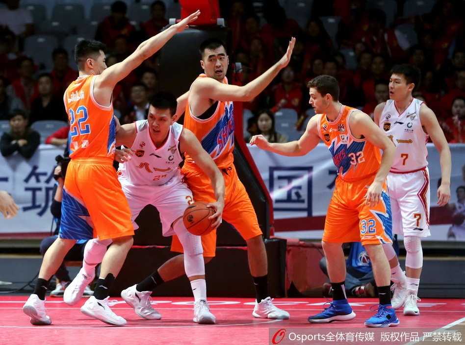 赛后，落寞的八一队员背影与庆祝胜利的弗雷戴特形成鲜明对比，场地中央的灯光聚焦处，仿佛是两个篮球时代交汇的缩影。