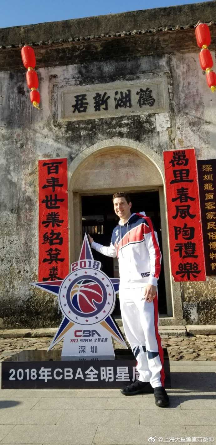 竖幅构图中，深圳平安金融中心直插云霄，蓝天白云现代都市风光尽收眼底。