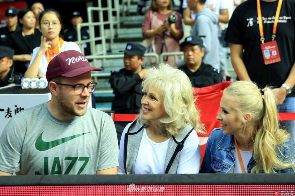 胜利哨响的一刻，弗雷戴特与母亲和爱妻隔空互动，三人脸上洋溢着同样的幸福微笑，这一瞬间篮球的温度与亲情的暖流交汇融合