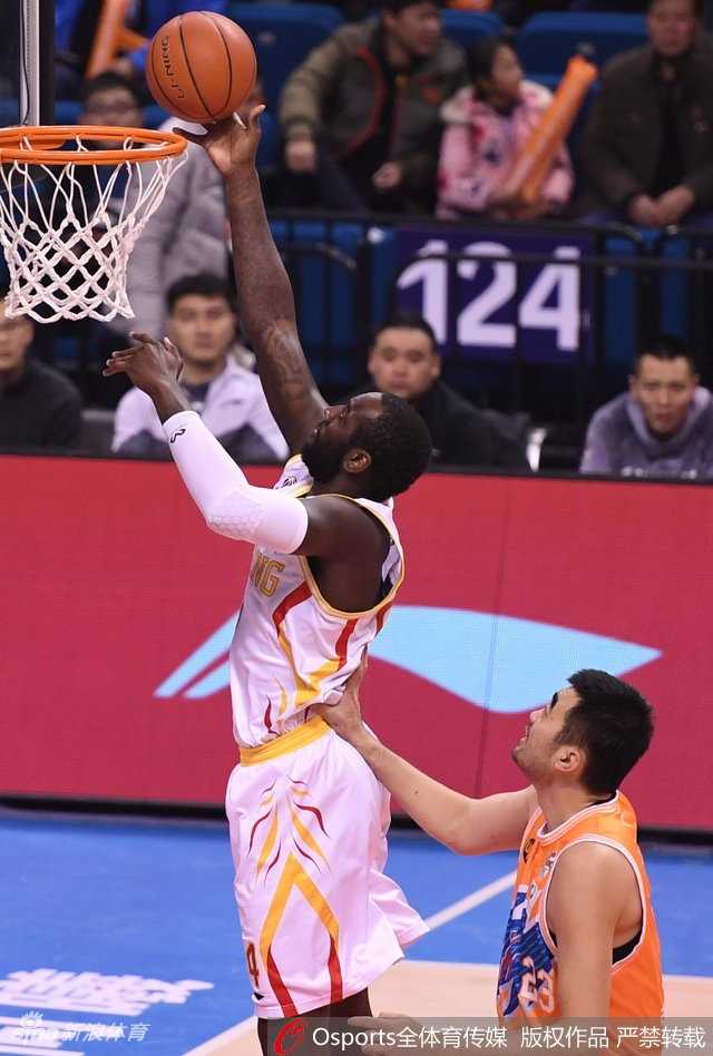 明纳拉斯迎着防守人干拔跳投，出手点高到难以封盖，皮球离开指尖的瞬间，整个球馆的目光都被这颗决定比分的篮球所吸引。