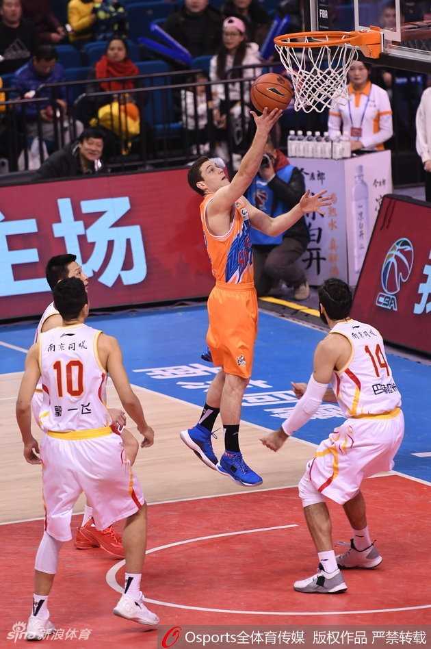 弗雷戴特在三人合围中高高跃起，眼神如炬，手中的皮球划出完美弧线，仿佛连篮筐都在等待他的三分入网。