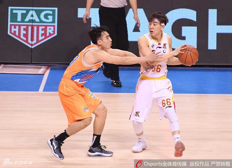 董瀚麟在希克森头顶完成双手灌篮，双臂挂框的瞬间，篮架都在颤抖，他用最霸气的方式宣告了禁区的归属权。