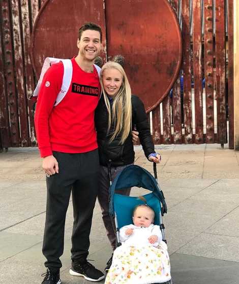 弗雷戴特将小女儿紧紧抱在怀中，眼神中充满了无限的温柔与宠爱，女儿在他怀里显得格外安心