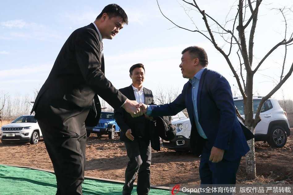 身着一袭深色西装的姚明，在发布会现场露出标志性的“姚氏笑容”，眼神中满是对未来合作的期许与坚定。