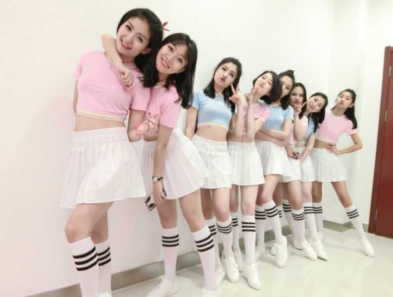 身披金色啦啦队战袍的空姐，在球场中央高扎马尾，手举彩球绽放出比阳光还灿烂的笑容，活力四射。