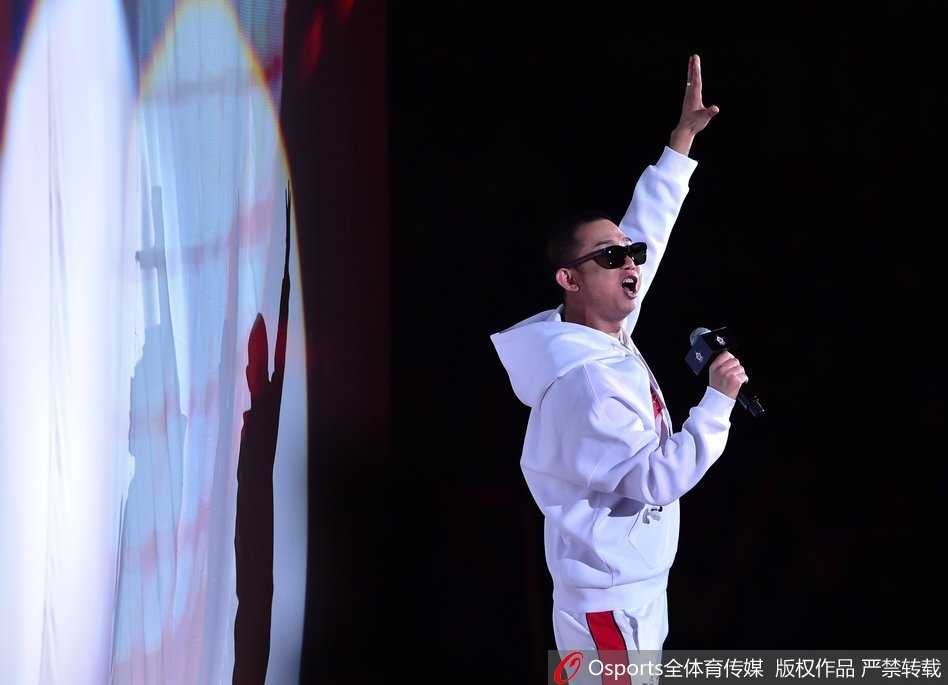 广东工业大学球员张健豪以一记飞跃三人的惊天换手扣篮征服全场裁判，摘下扣篮王桂冠，成为首位获此殊荣的大学生球员。