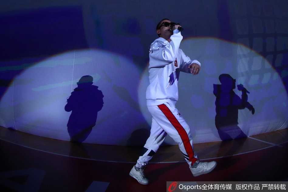 嘻哈歌手GAI戴着墨镜在深圳大运中心纵情高歌，身后的巨大CBA背景板与炫目的舞台灯光将现场气氛瞬间点燃。