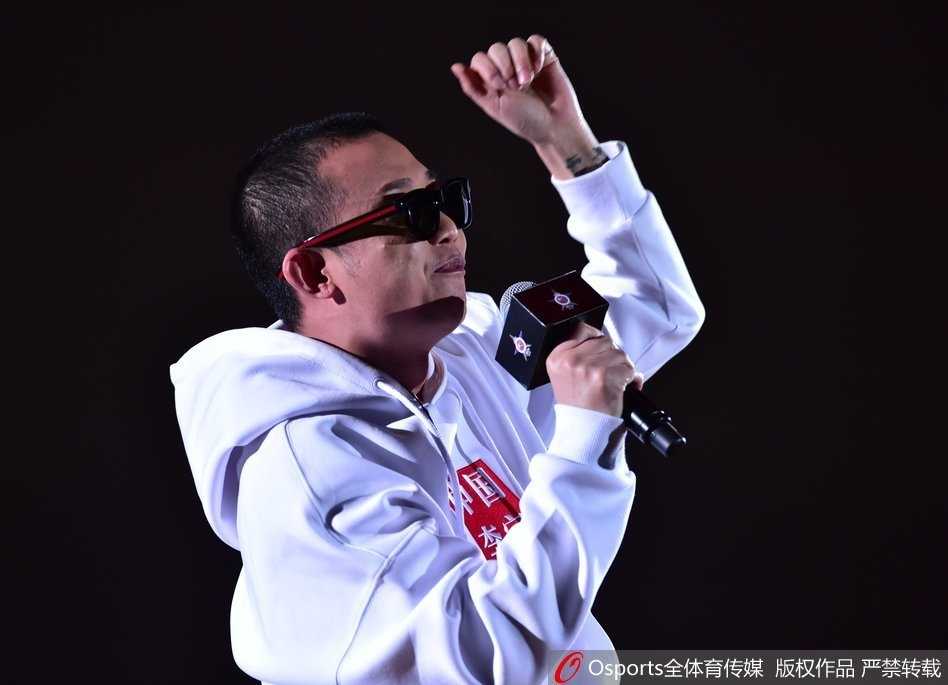 当红偶像李易峰手持篮球在场上做出投篮姿势，虽然几次出手未中，但依然凭借阳光帅气的笑容引发现场女粉丝的疯狂尖叫。