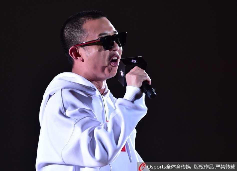 南方明星队球员赵睿在高速突破中伺机传球，他的眼神专注，灵活地穿过北方队郭艾伦与翟晓川的防守缝隙。