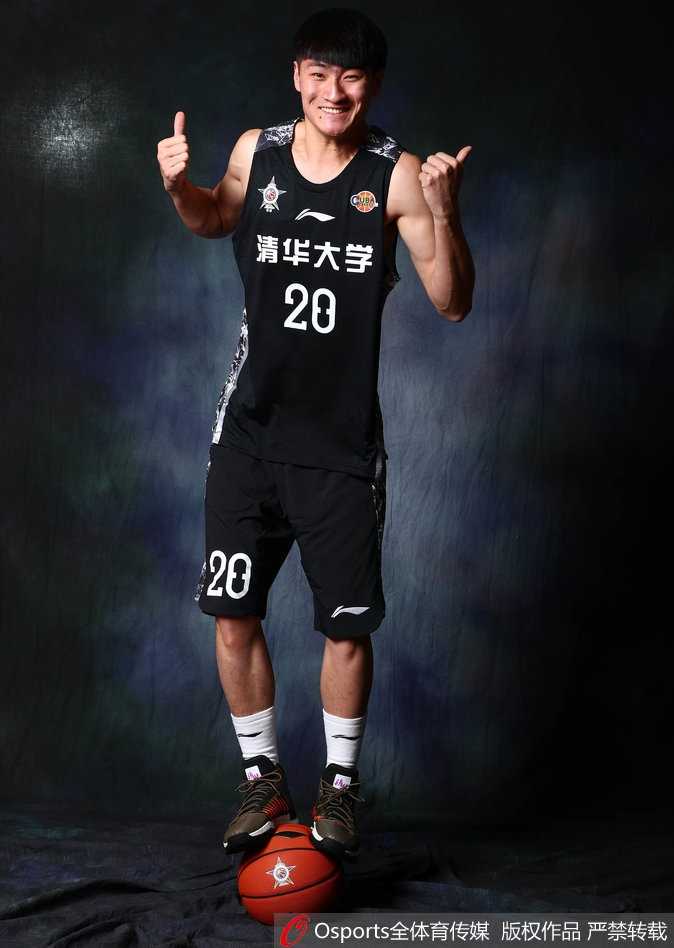 清华队员齐麟与队友并肩而立，白色战袍映衬着年轻的脸庞，他们紧抿的嘴唇和微蹙的眉头透露出对即将到来的挑战既紧张又兴奋的复杂心绪。