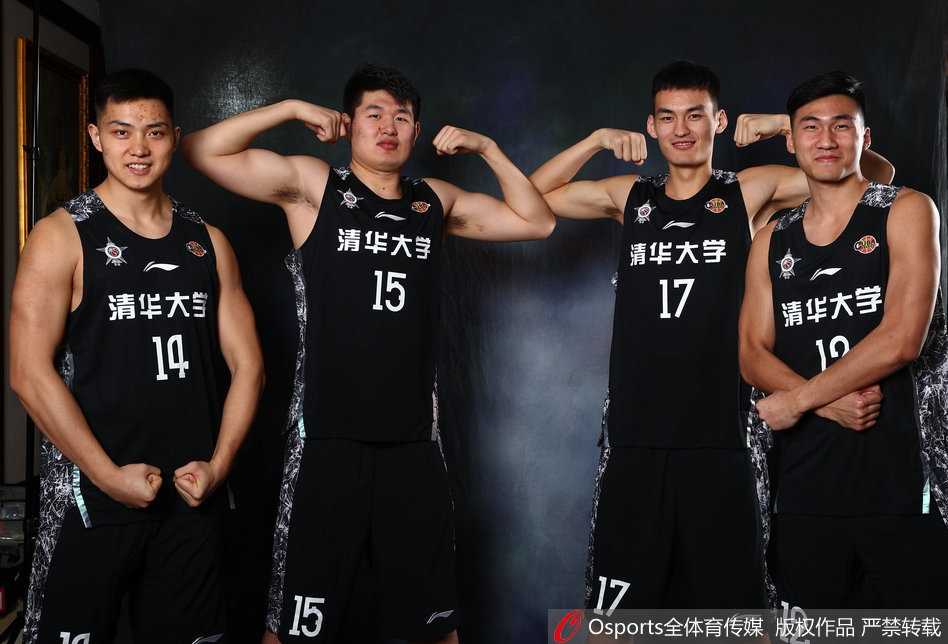 赛后球员们神情各异，有人低头沉思，有人轻拍队友肩膀安慰，画面中流淌着一种不甘与倔强，仿佛在无声地宣告：这次输了，但未来我们还会再来。