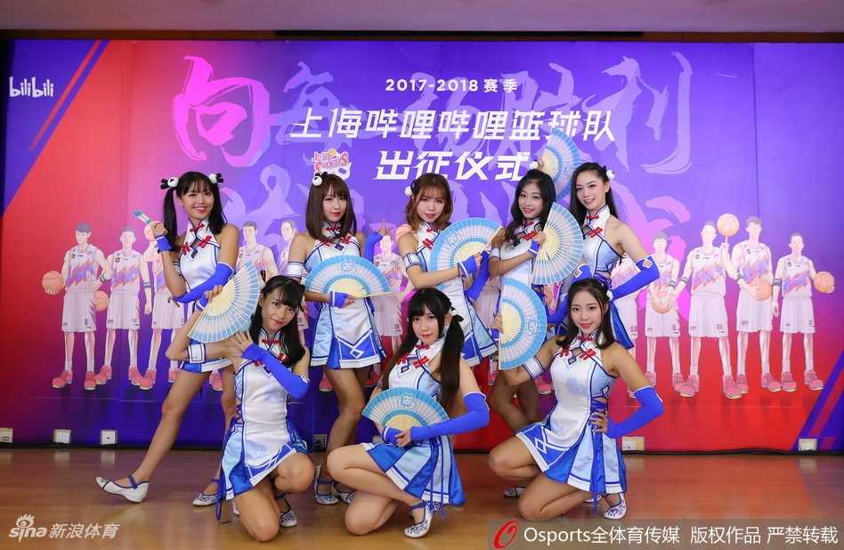 漫画版上海男篮全家福前，几位球迷正在模仿球员的经典动作拍照，画风幽默而充满创意，完美融合了体育的热血与二次元的趣味。