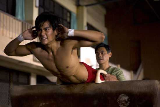 彭于晏的逆袭传奇:从童年小胖墩到全民男神的励志史 少年彭于晏戴著黑框眼鏡留著呆萌西瓜頭,圓潤的下巴和粗壯的大腿顯得格外可愛,躲在鏡頭後方露出羞澀微笑。