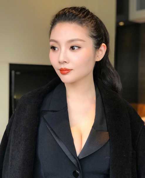 徐冬冬最新写真魅力绽放多组造型展现多样风采 徐冬冬身着一袭剪裁利落的黑色皮裙,坐在地毯上回眸凝视,杏眼迷离,红唇如花瓣般娇艳,修长双腿在黑裙映衬下更显白皙,整个人散发出复古女郎的慵懒与魅惑。