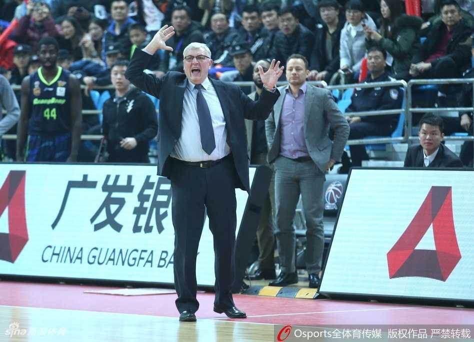 尤纳斯情绪稍稍平复后，依然心有不甘地回头望向裁判，眼神中带着审视和质疑，似乎在思考为何比赛的执法标准不能保持一致。