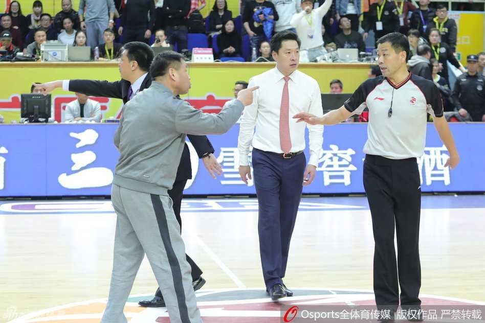 裁判与技术台工作人员共同观看录像回放，商议对翟晓川和林志杰冲突的最终判罚，现场气氛紧张。