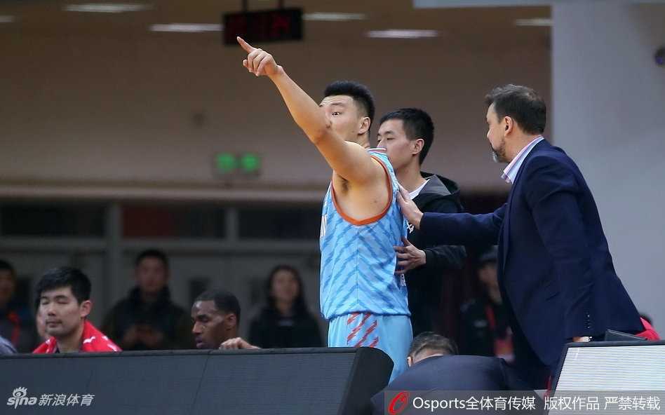 怒火难平指苍天,李根争议离场卫冕冠军上演惊天逆转 新疆外援亚当斯面对两人包夹毫无惧色,高高跃起空中扭腰出手,皮球划出一道彩虹直钻篮网,尽显MVP本色